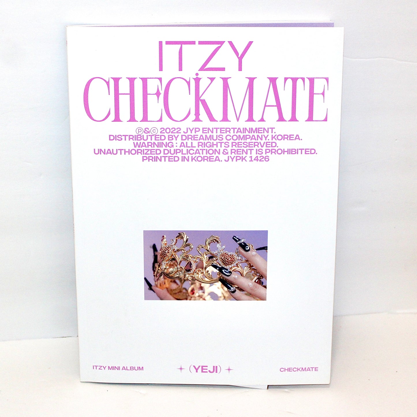 ITZY 5th Mini Album: Checkmate (Standard Edition)