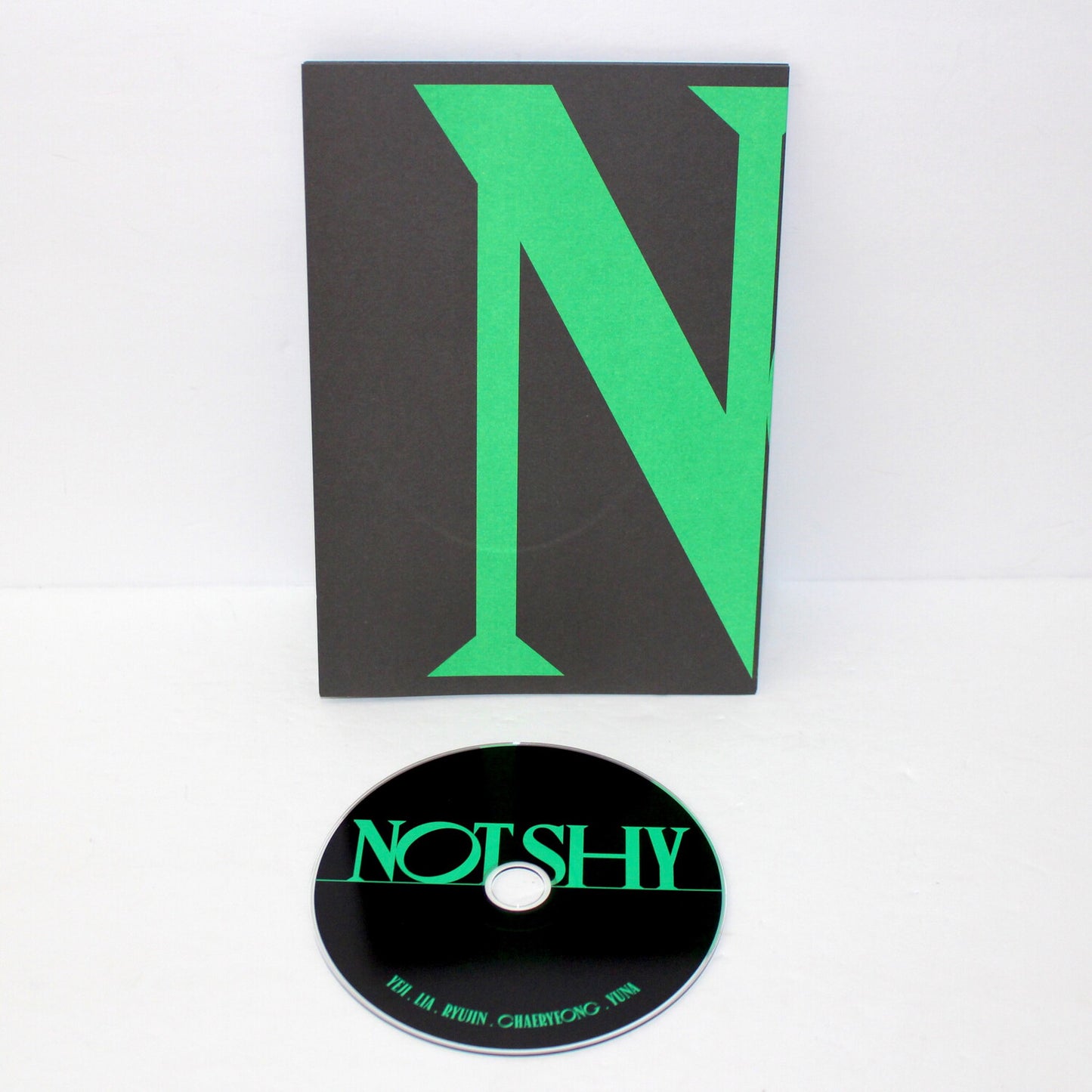 ITZY 3rd Mini Album: Not Shy | B Ver.